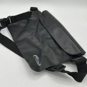 AiRunTech black waterproof fanny pack with adjustable strap